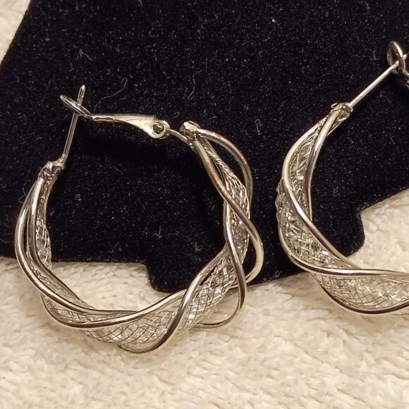 Gold hoop earrings with a twisted design and clear Crystal - Picture 2 of 4